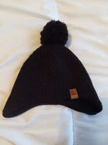 Black fleece-lined hat (2-4 years)