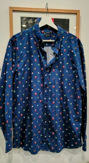 Festive mens shirt size M.