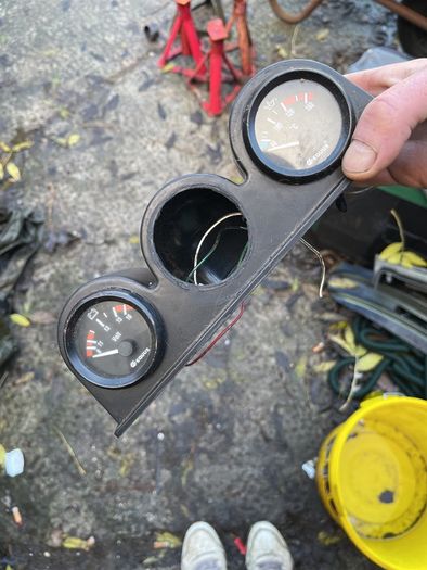 Equus oil temp and volt gauge