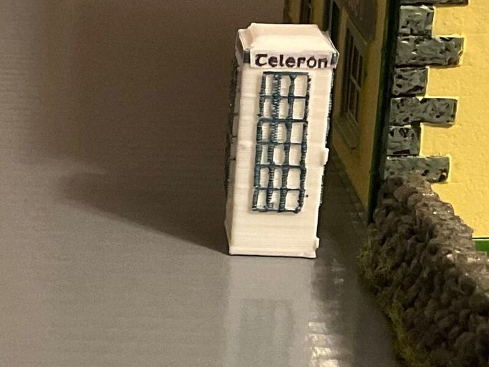 Irish model telephone box (1:72) - railway many available
