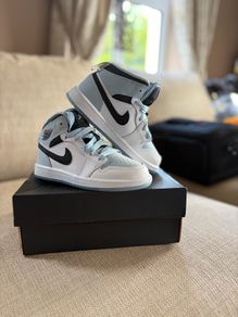 Air Jordan 1 Mid Kids | Brand New Unworn | UK 10.5 EU 28