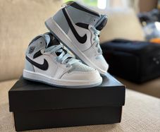 Air Jordan 1 Mid Kids | Brand New Unworn | UK 10.5 EU 28