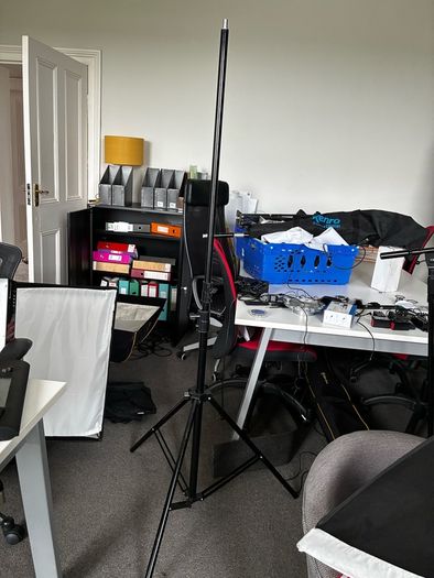 Un branded tripod stand