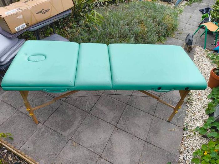 massage table