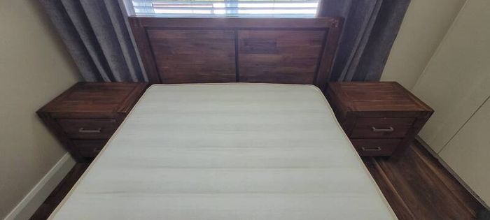 Double bed & 2 lockers