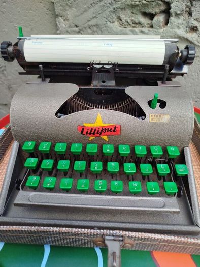 Vintage Childs Lilliput typewriter