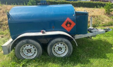 Twin axle diesel bowser with battery powered pump
