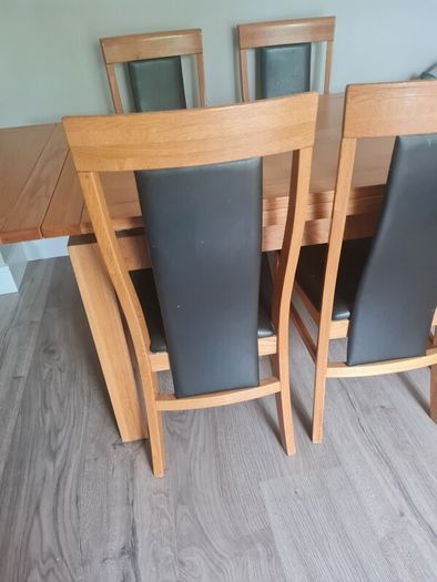 kitchen wooden table extendable in VGC with leather chairs