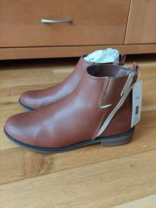 Girl's boots