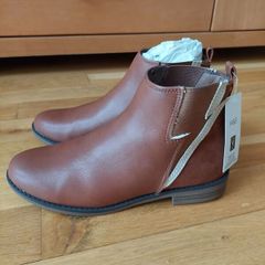 Girl's boots