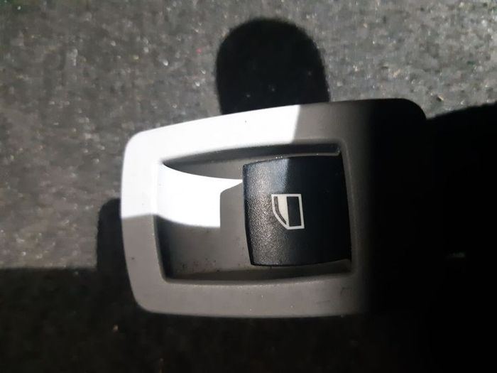 BMW E60 5-Series  front left window control switch 9113772