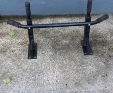 Wall mounted pull up bar