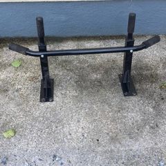Wall mounted pull up bar