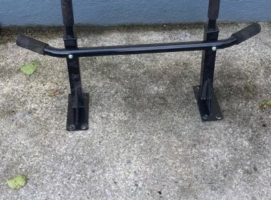 Wall mounted pull up bar
