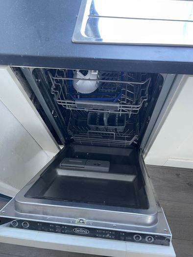 Kitchen including integrated dishwasher and cooker
