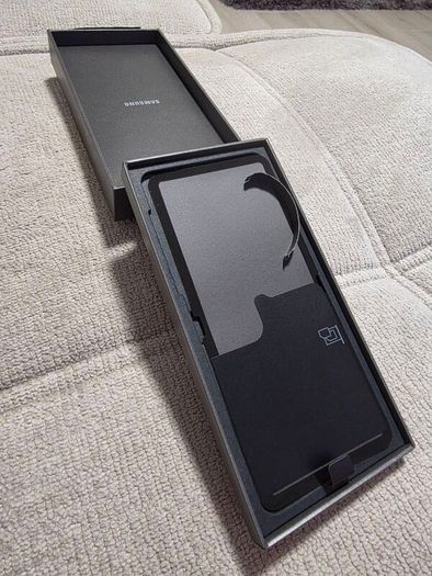 Samsung Galaxy Fold 7 512GB - Like New, 1 year old -12 mth Samsung Waranty - Blue color
