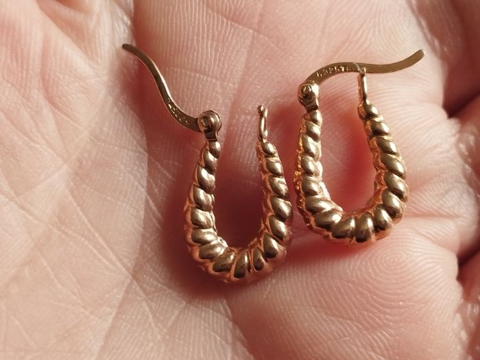 Hoop earrings made of 925 sterling silver with gold plating.