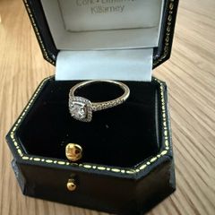 18ct yellow gold solitaire with diamond surround