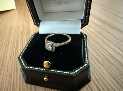 18ct yellow gold solitaire with diamond surround