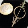 Vintage 9ct yellow gold Half sovereign coin holder brooch Image 4