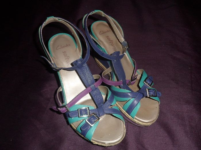 Beautiful Size 6 Clarks Scent Trail Softwear Platform Wedge Sandals