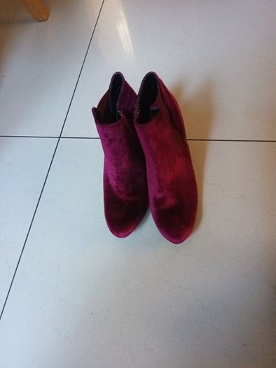Heavenly Soles Velvet Ankle Boots.  S.6E. New