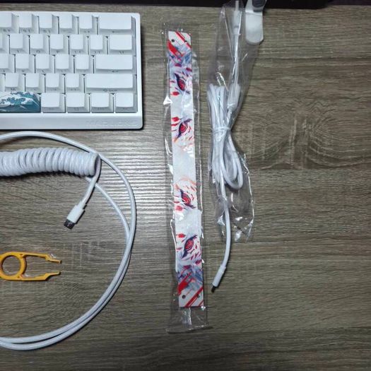Mad60he White RGB Amber Pro Switches Coral Keycaps and Cable