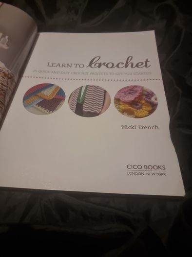 Learn to Crochet: 25 quick and easy crochet projects to get you started (Soft cover)