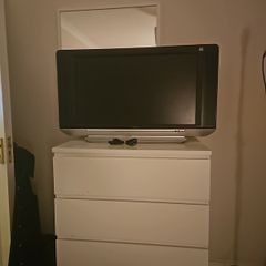 34" HD Flat Screen TV with remote and HDMI Lead.