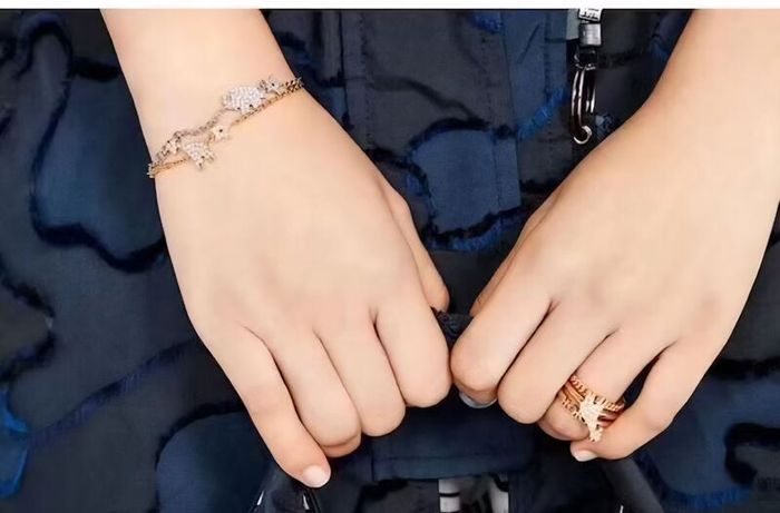 Giraffe necklace and bracelet