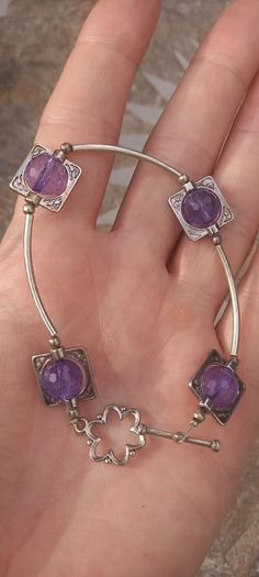 Vintage jewelry is sold individually for 5 to 10 euros