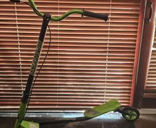 Y Fliker 3-wheel swing scootor (nice condition)