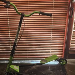 Y Fliker 3-wheel swing scootor (nice condition)