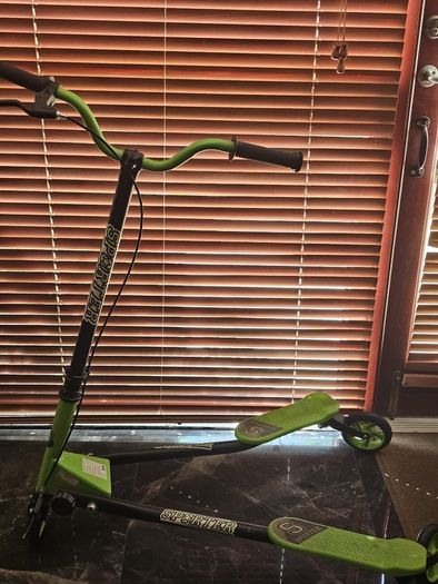 Y Fliker 3-wheel swing scootor (nice condition)