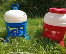 Gaun Poultry Drinker & Feeder Set with Legs (Chicken / Duck)
