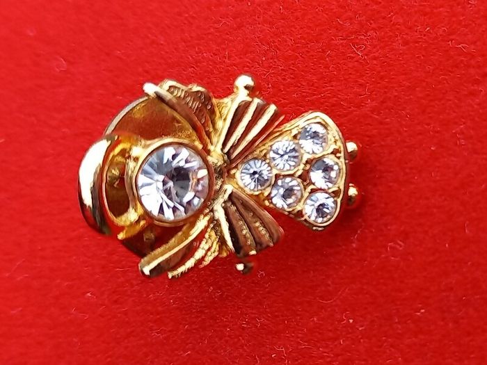 Vintage jewelry is sold individually for 5 to 10 euros
