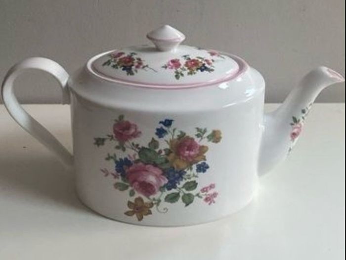Fabulous Royal Albert Astbury  pattern tea pot