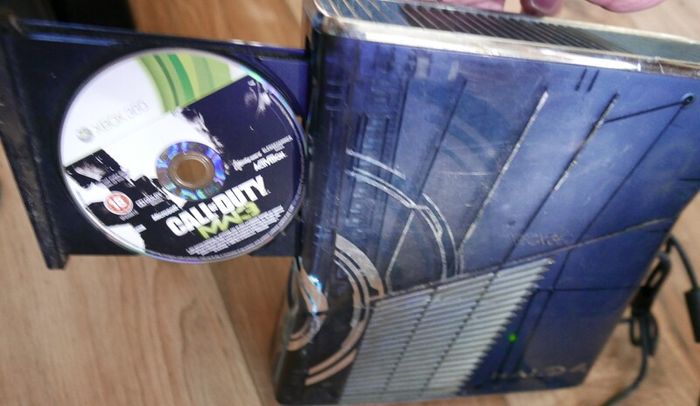 Xbox360 250GB - special edition - Halo4 +1Pad (one game)