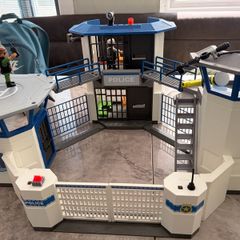 Play mobil police station and figures/accessories