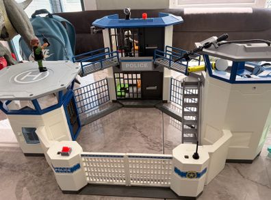 Play mobil police station and figures/accessories