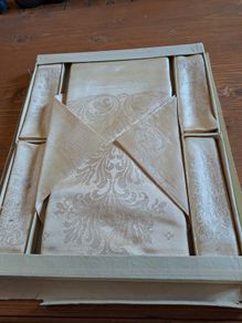 Vintage Damask tablecloth and napkins