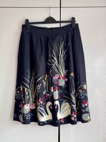 Black Swan Print Knee Length Skirt | Floral & Nature Design | Size 14 Approx