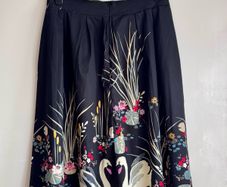 Black Swan Print Knee Length Skirt | Floral & Nature Design | Size 14 Approx