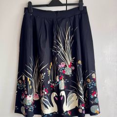 Black Swan Print Knee Length Skirt | Floral & Nature Design | Size 14 Approx