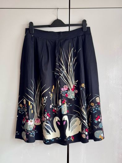 Black Swan Print Knee Length Skirt | Floral & Nature Design | Size 14 Approx