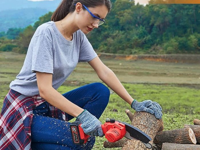 Mini Chainsaw 6 Inch Cordless-Chainsaw with 2 3000mAh Battery 24V Electric Chainsaw with Oiler System and Security Lock Handheld Small Chain Saw for Wood Cutting Tree Trimming Gardening (FREE POSTAGE)
