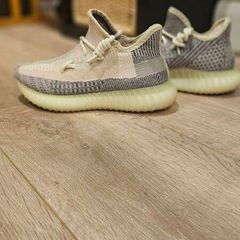 Adidas YEEZY Size 4