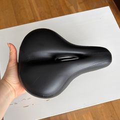 Universal Cycle Saddle