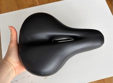 Universal Cycle Saddle