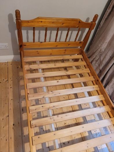 Single pine bed